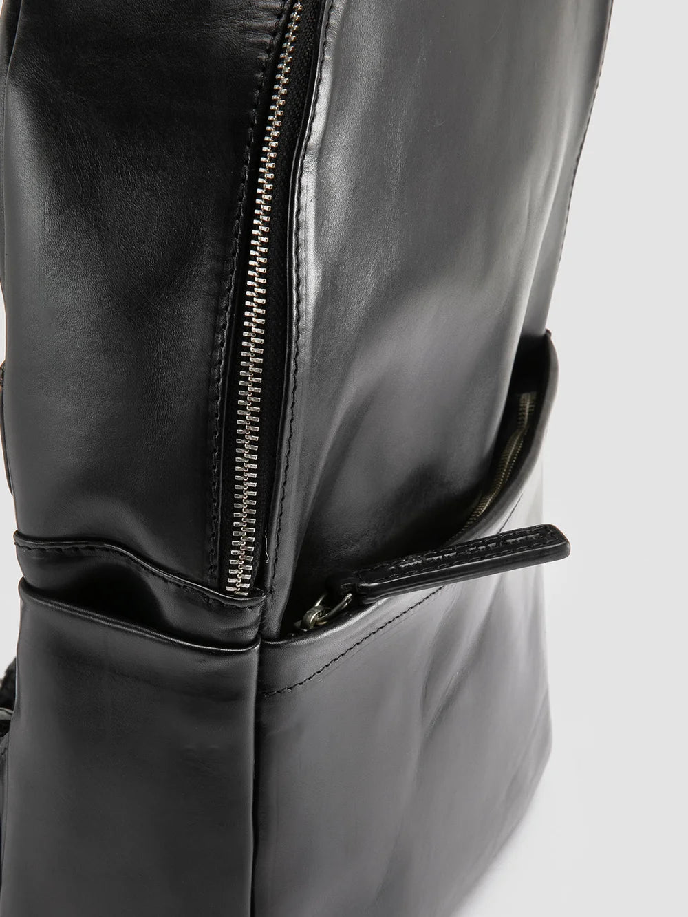 QUENTIN 020 - Black Leather Backpack - image 6,side view
