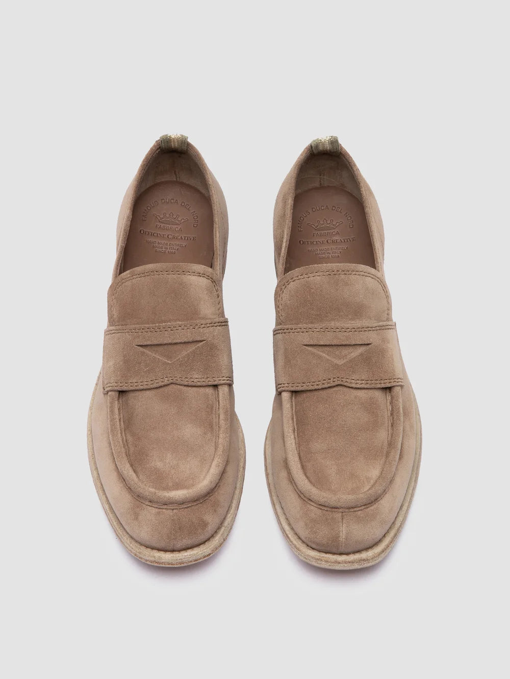 KALLIOPI 002 - Taupefarbene Penny-Slipper aus Wildleder - image 2,side view