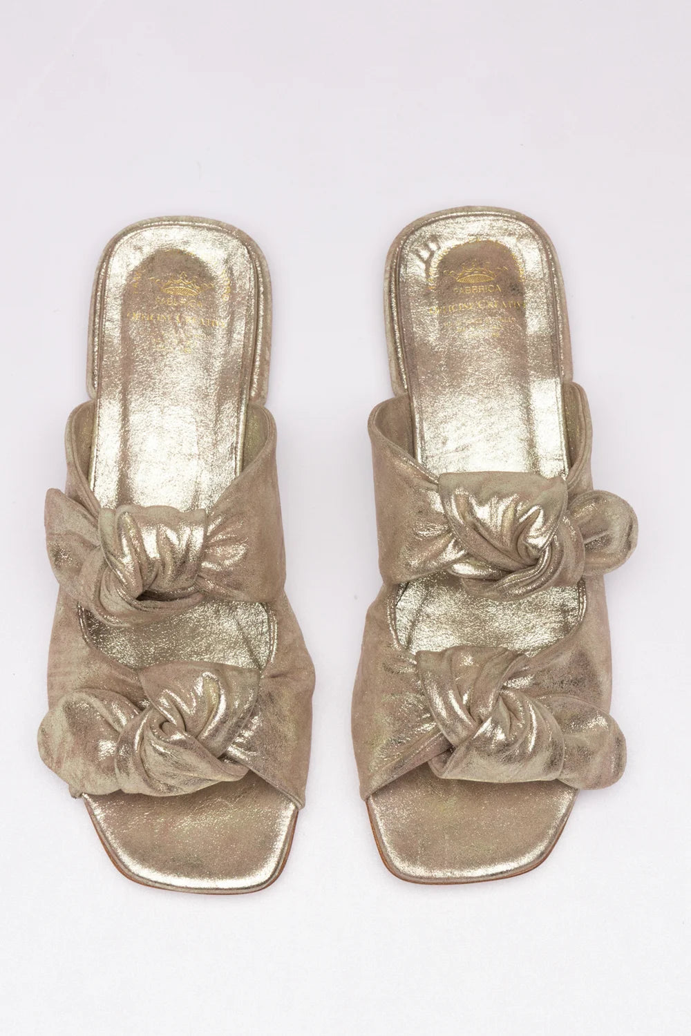SUKI 006 - Goldfarbene Sandalen aus Leder - image 2,side view
