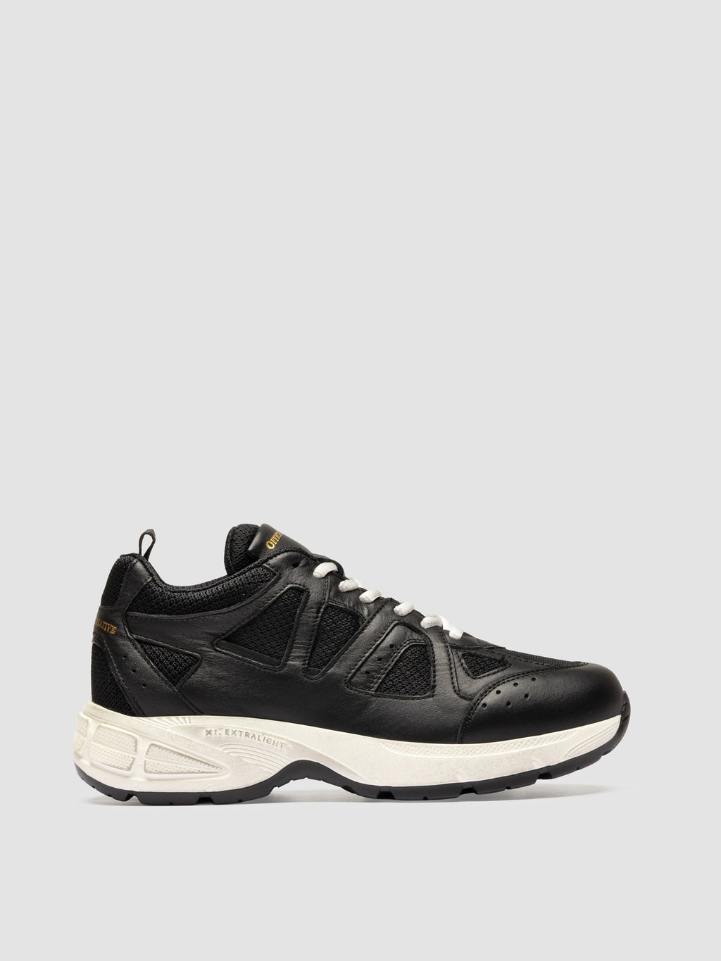 SUPURBIA 101 - Schwarze Low-Top-Sneaker aus Leder - image 1,side view