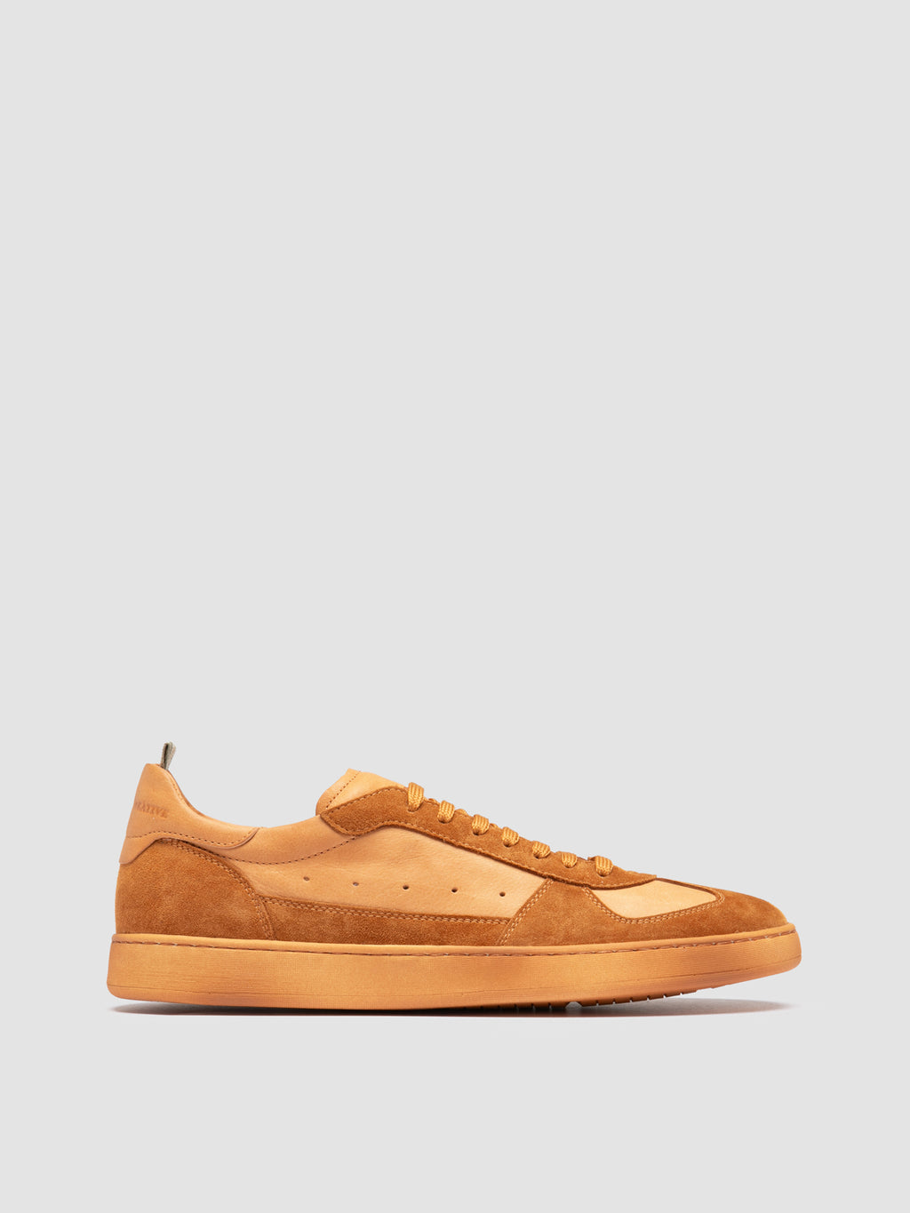 KADETT 001 - Orangefarbene Low-Top-Sneaker aus Wildleder - image 1,side view