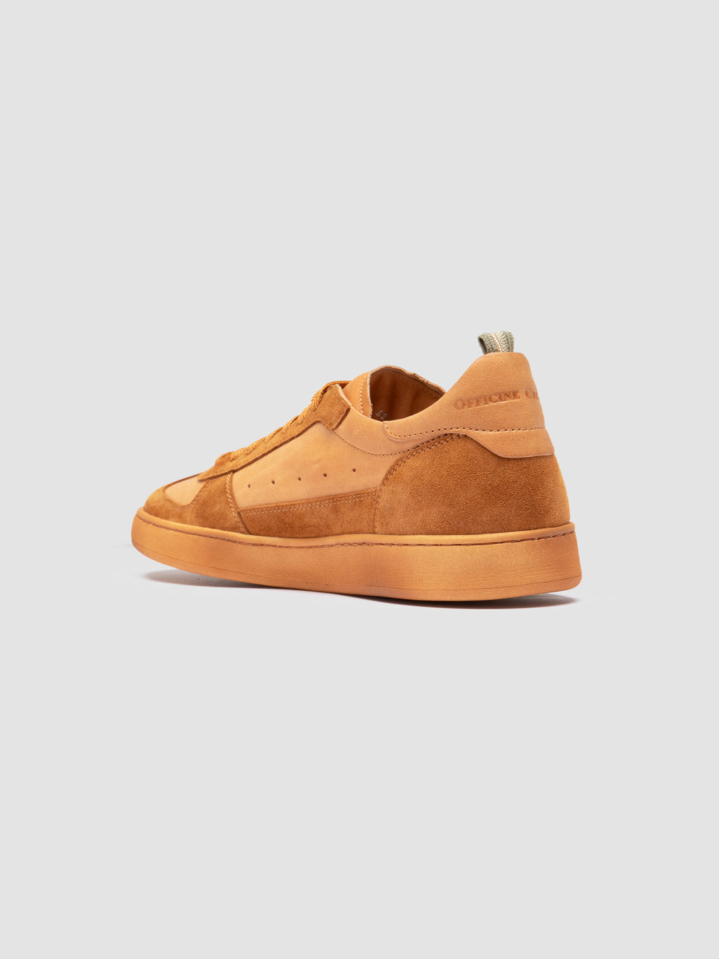 KADETT 001 - Orangefarbene Low-Top-Sneaker aus Wildleder - image 4,side view